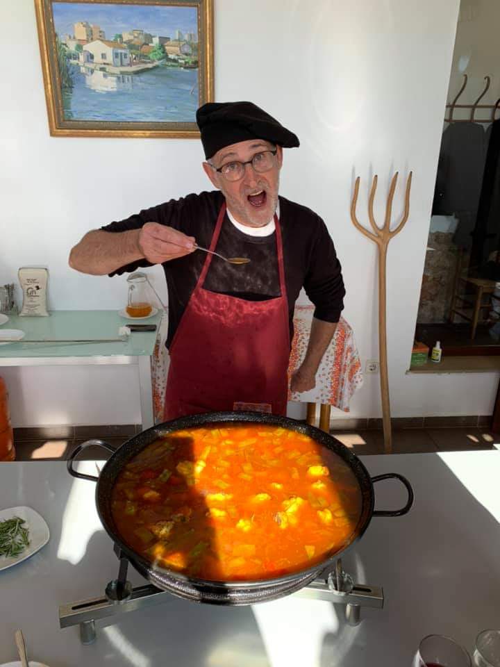 chef-ensenando-paella.jpg