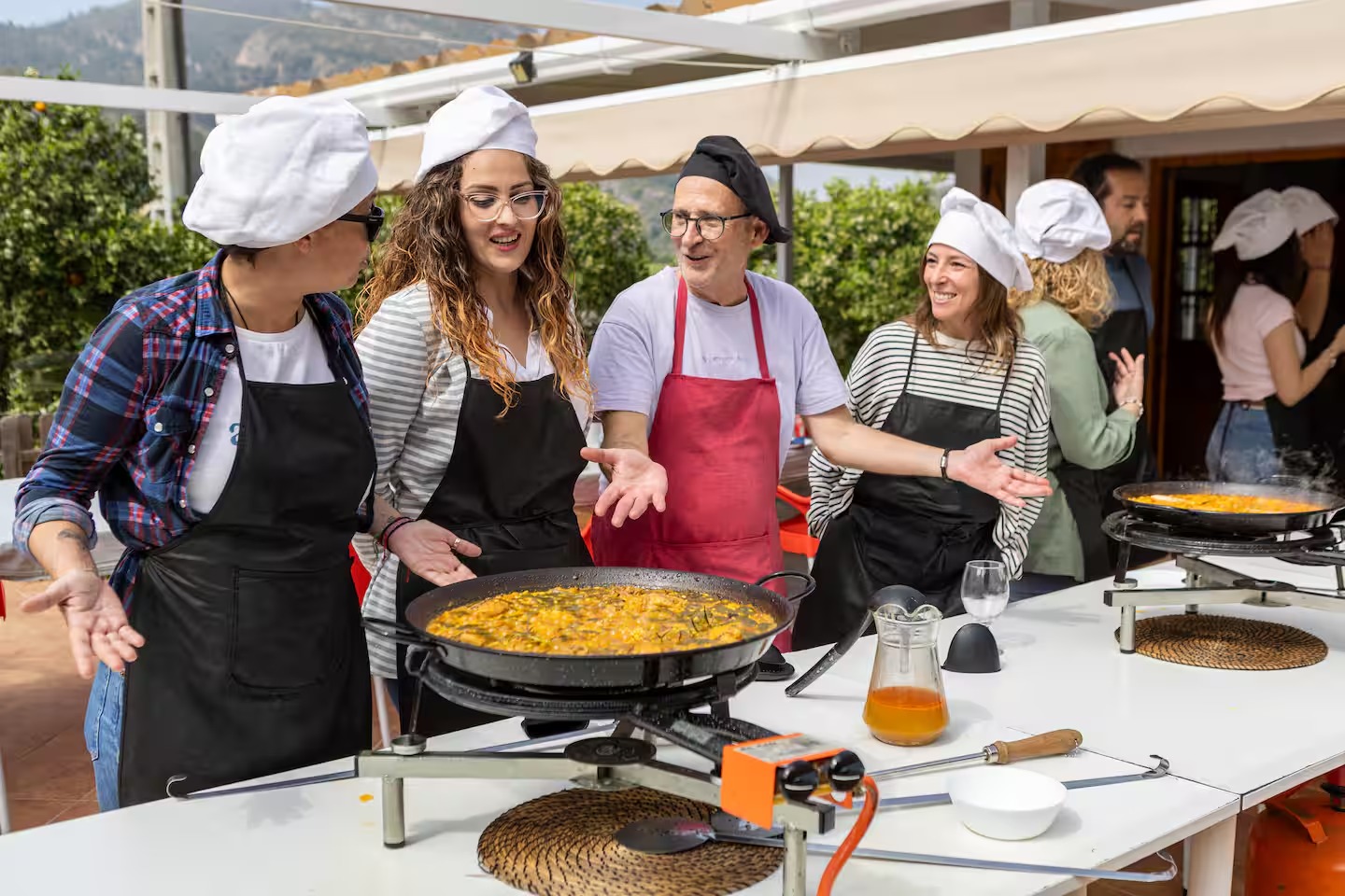 Auténtica paella valenciana tradicional cocinada en el campo de Valencia, con ingredientes frescos locales